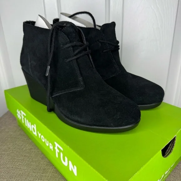 Crocs Suede Wedge Heels Boot Shoes Shootie size 6 black - Picture 2 of 8